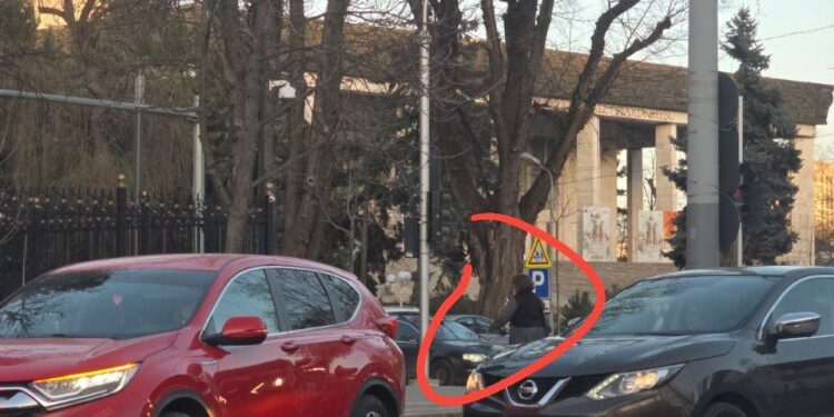 Ședință urgentă la Președinție. Deputați PAS, surprinși cum trec strada spre instituție. Unde se află Igor Grosu