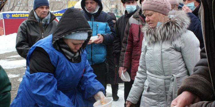 Голодная старость: пенсионеры, которым не на что жить, стоят в очереди за бесплатными обедами