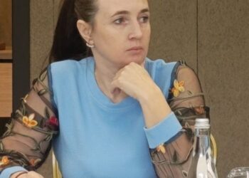 Всех призывают экономить, грозятся отключить свет, а в Правительстве лампы горят среди бела дня