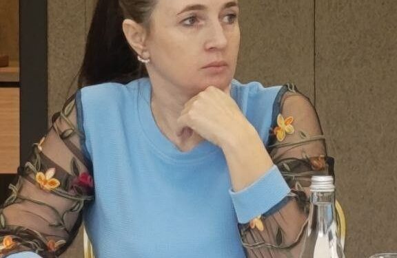 Всех призывают экономить, грозятся отключить свет, а в Правительстве лампы горят среди бела дня