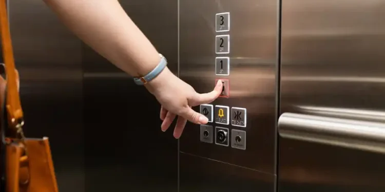 Власти предупреждают: в какие часы пользоваться лифтом небезопасно