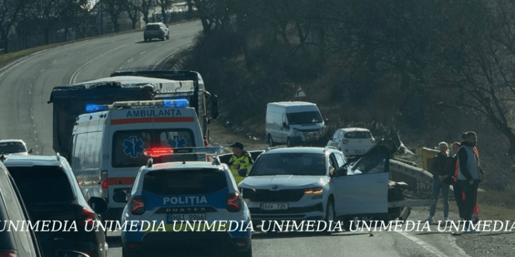 O Skoda și un Mercedes, implicate într-un accident la Ialoveni: Poliția și ambulanța, la fața locului