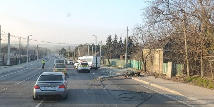 Accident la Orhei. Trei persoane rănite și un stâlp pus la pământ