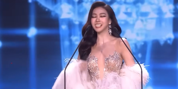 Участница «Мисс Таиланд» столкнулась с неловким моментом на сцене — и блестяще справилась