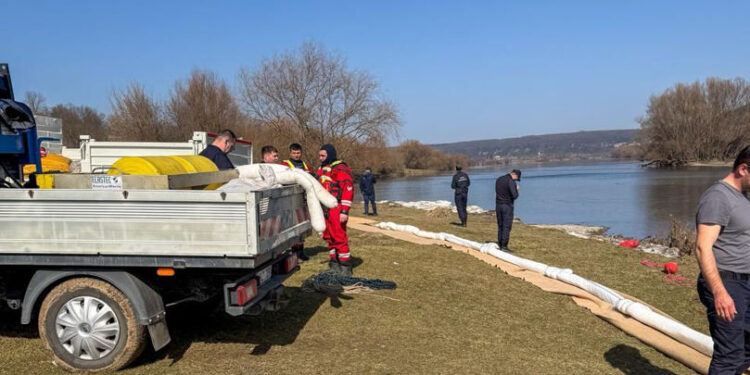 O echipă de intervenție din România a ajuns în Republica Moldova pentru a ajuta la gestionarea poluării râului Nistru
