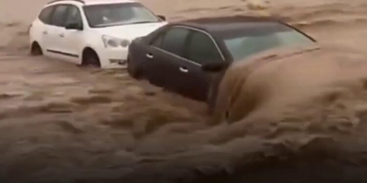 Furtuni și inundații în Oman: mai multe zone afectate