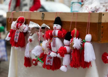 Vestitorul primăverii, mărțișorul, are chipul trist al săracilor care îl confecționează