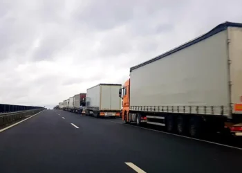 Transportatorii din România cer Guvernului reducerea la jumătate a accizei la carburanți „pentru evitarea unei crize economice fără precedent”