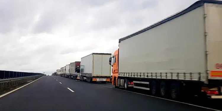 Transportatorii din România cer Guvernului reducerea la jumătate a accizei la carburanți „pentru evitarea unei crize economice fără precedent”