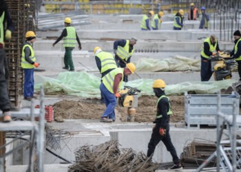 Companiile din sectorul real duc lipsă de 32 de mii de angajați. Cea mai mare criză e în administrația publică și asistență socială