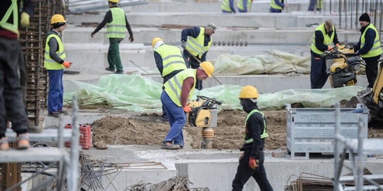 Companiile din sectorul real duc lipsă de 32 de mii de angajați. Cea mai mare criză e în administrația publică și asistență socială