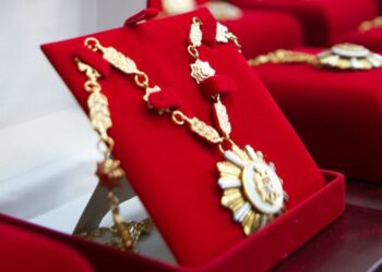 Ордена на миллионы: президентура объявила дорогую закупку