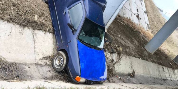 Un bărbat beat a furat o mașină și a provocat un accident rutier la Fălești