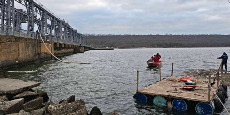 В Дубоссарах завершена установка боновых заграждений для защиты Днестра