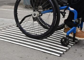 Люди ждут годами: в Молдове не хватает финансирования для персональных ассистентов