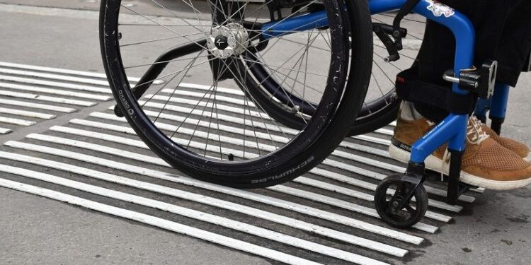 Люди ждут годами: в Молдове не хватает финансирования для персональных ассистентов