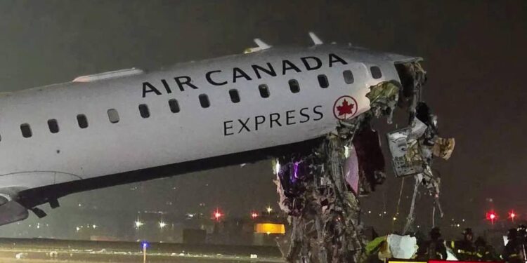 Un avion s-a lovit cu un vehicul la aterizarea pe un aeroport din New York