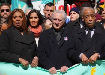 Роберт Де Ниро призвал немедленно остановить Дональда Трампа