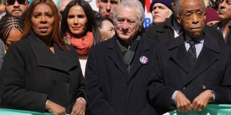 Роберт Де Ниро призвал немедленно остановить Дональда Трампа