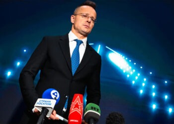 Глава МИД Венгрии приехал в Москву договариваться о  поставках нефти и газа