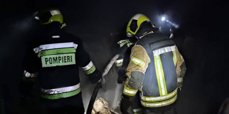 Бельцы: Двое мужчин спасены в последний момент из горящего дома