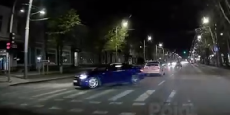 Неудачный дрифт на бульваре Штефана чел Маре: Синий BMW вылетел на встречную полосу