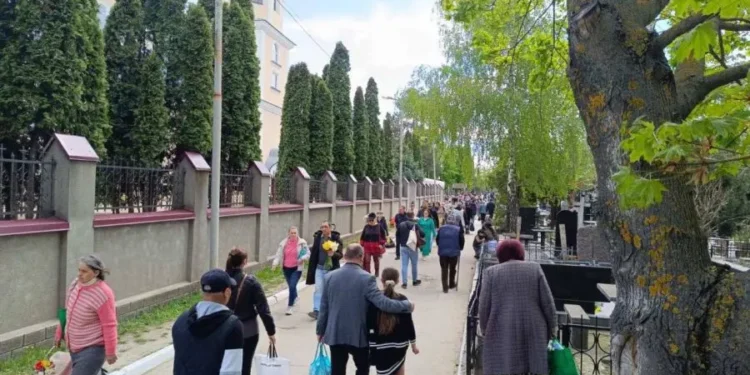 Около 300 тысяч человек посетили кладбища Кишинева в последние дни