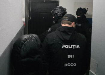 Обыски в тюрьмах Крикова: десятки подозреваемых, включая заключенных и бывшего чиновника, в создании преступной сети