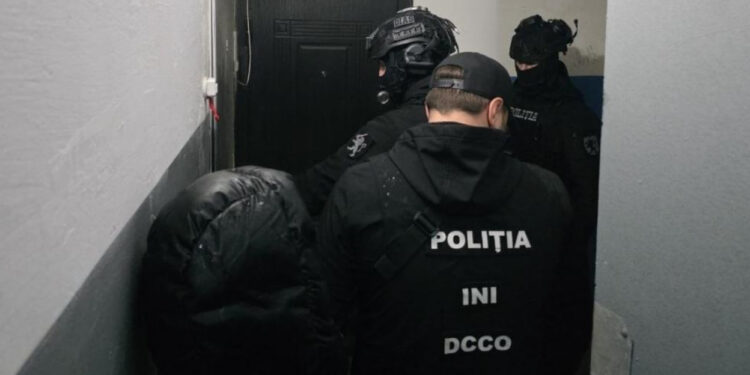 Обыски в тюрьмах Крикова: десятки подозреваемых, включая заключенных и бывшего чиновника, в создании преступной сети