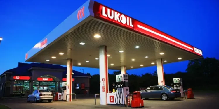 SUA mai dă un respiro Lukoil! Benzinăriile din Moldova rămân deschise până în octombrie