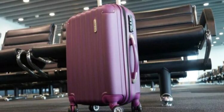 Valiză plină cu bani, găsită la Aeroportul Chișinău. Un străin „a uitat” să declare peste 34.000 de dolari