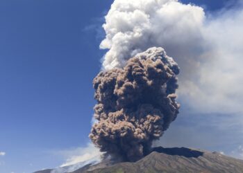 Vulcanul Etna a erupt din nou: alertă pe aeroportul din Catania