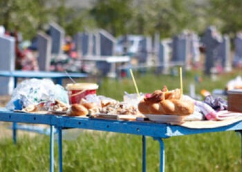 В этом году на Радоницу покупают меньше, чем в прошлом году. Народ беднее, покупателей мало.