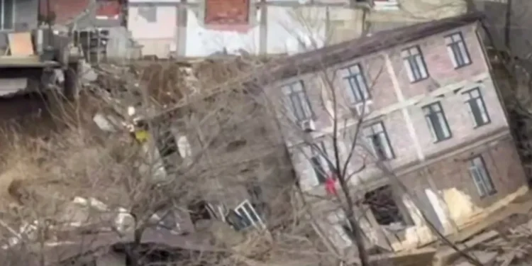 В Махачкале обрушился жилой дом из-за подтопления