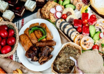 Masă modestă de Paște. Prețurile îi lasă pe oameni doar cu uitatul