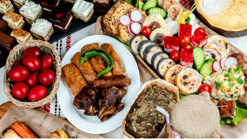 Masă modestă de Paște. Prețurile îi lasă pe oameni doar cu uitatul