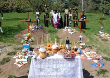 Creștinii ortodocși marchează Paștele Blajinilor: zi de pomenire a celor adormiți