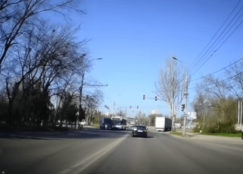 Accident rutier la Calea Basarabiei: un troleibuz a lovit un microbuz