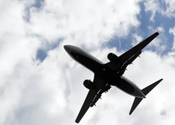 Alertă de colaps în aviația europeană: criza kerosenului scumpește biletele și golește aeroporturile