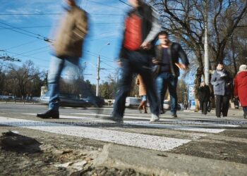 Raport critic pentru Moldova: Proteste monitorizate, jurnaliști sub presiune și anchete tergiversate, printre problemele constatate de Amnesty International