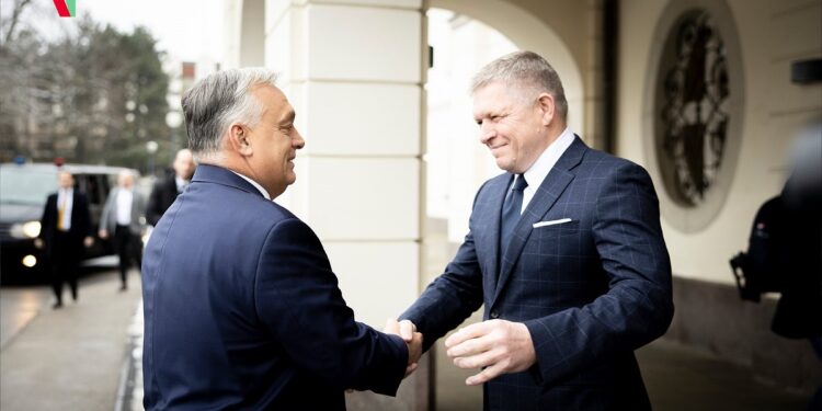 Венгрия и Словакия требуют отмены запрета на российскую нефть и газ в ЕС