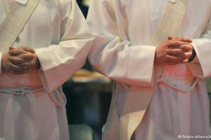 Un preot din Germania a recunoscut că a încălcat jurământul de celibat și își continuă activitatea