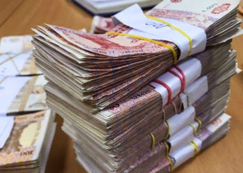 Oamenii iau credite ca să supraviețuiască, iar băncile câștigă miliarde pe seama lor