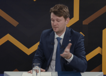 După „bâdle” vin „albii și galbenii”. Un ministru etichetează oamenii simpli și vrea salarii mari pentru demnitari