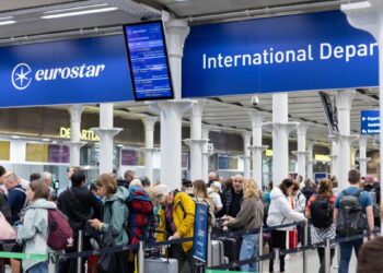 Haos pe aeroporturile din Europa: Se stă și trei ore la coadă din cauza noului sistem Entry/Exit. „E o mizerie”