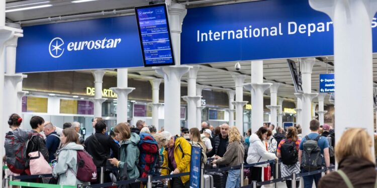 Haos pe aeroporturile din Europa: Se stă și trei ore la coadă din cauza noului sistem Entry/Exit. „E o mizerie”