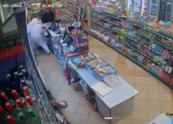 Scene ca-n Vestul Sălbatic, la Iași. Vânzătoarea unui magazin, bătută crunt de un derbedeu pe un motiv incredibil. Agresorul a fost în cele din urmă arestat