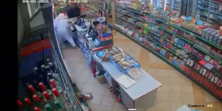 Scene ca-n Vestul Sălbatic, la Iași. Vânzătoarea unui magazin, bătută crunt de un derbedeu pe un motiv incredibil. Agresorul a fost în cele din urmă arestat