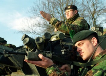 Великобритания: половина молодых людей заявили, что не стали бы воевать за страну, показал опрос