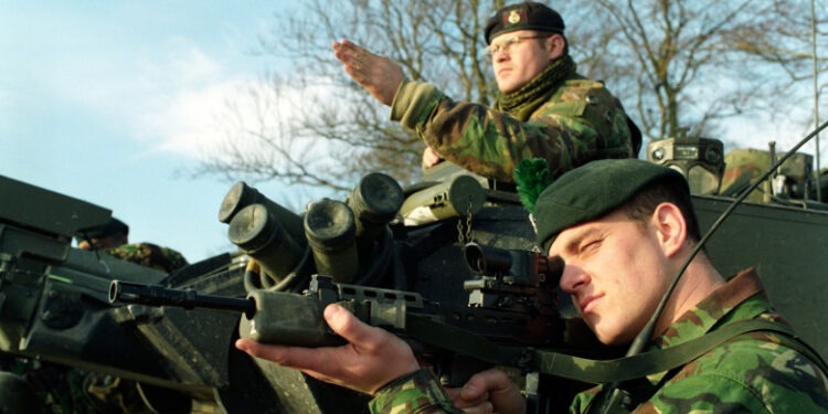 Великобритания: половина молодых людей заявили, что не стали бы воевать за страну, показал опрос